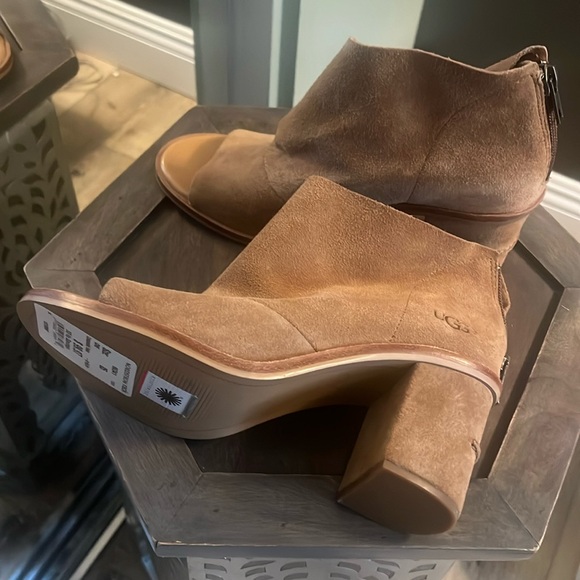 1 hour sale. These UGG booties are stunning. Size 8.5. New - Picture 6 of 10